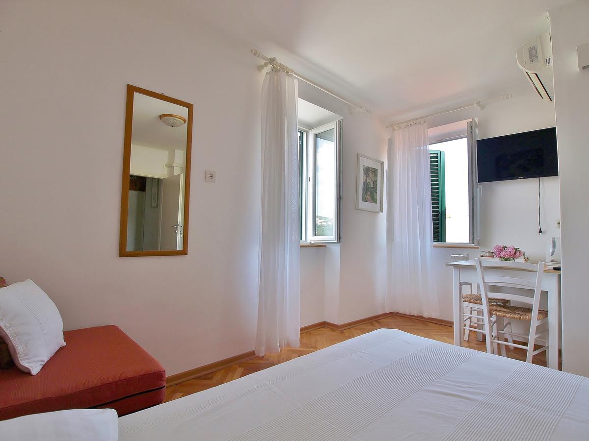 Rooms And Studio Old Town Rab Town Exterior foto